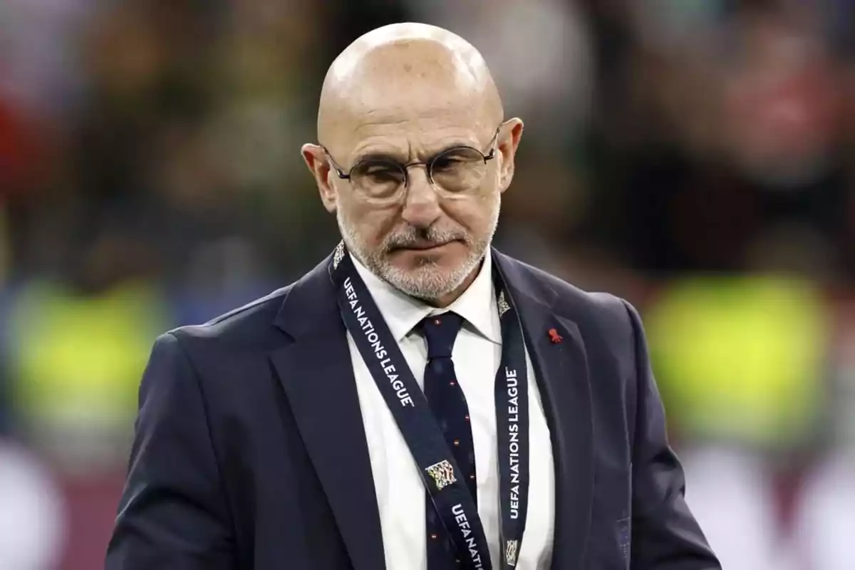 Hombre calvo con gafas y barba canosa viste traje oscuro y lleva un gafete de la UEFA Nations League en un estadio Hombre calvo con gafas y barba canosa viste traje oscuro y lleva un gafete de la UEFA Nations League en un estadio