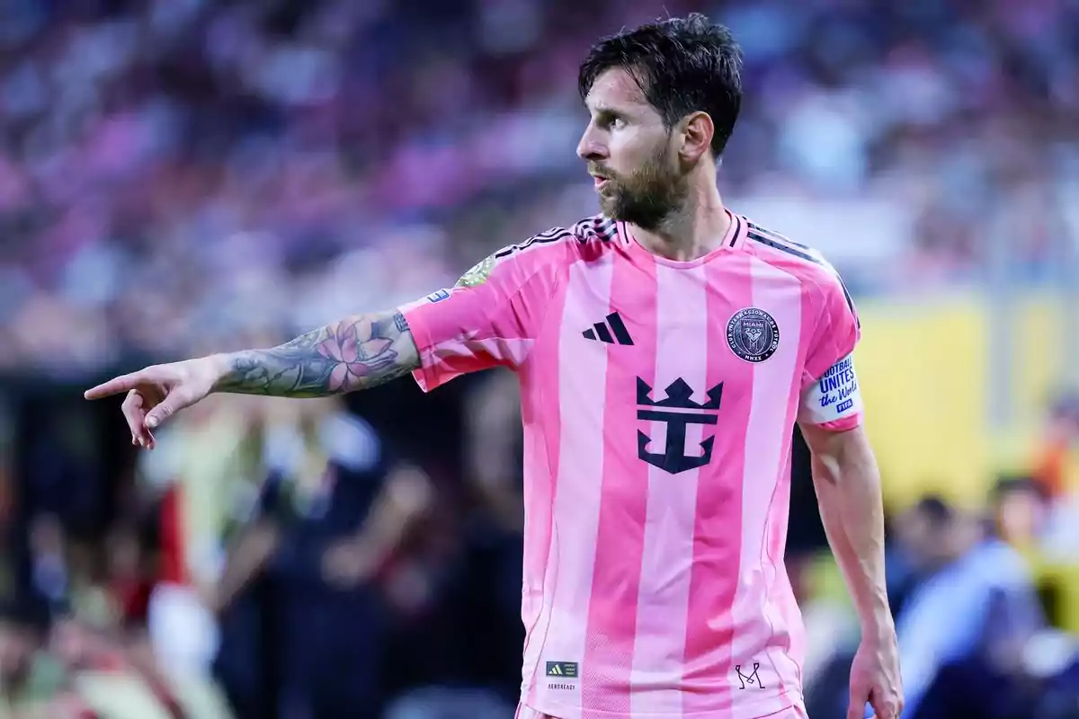 Futbolista con uniforme rosa del Inter Miami señalando hacia un lado durante un partido Futbolista con uniforme rosa del Inter Miami señalando hacia un lado durante un partido