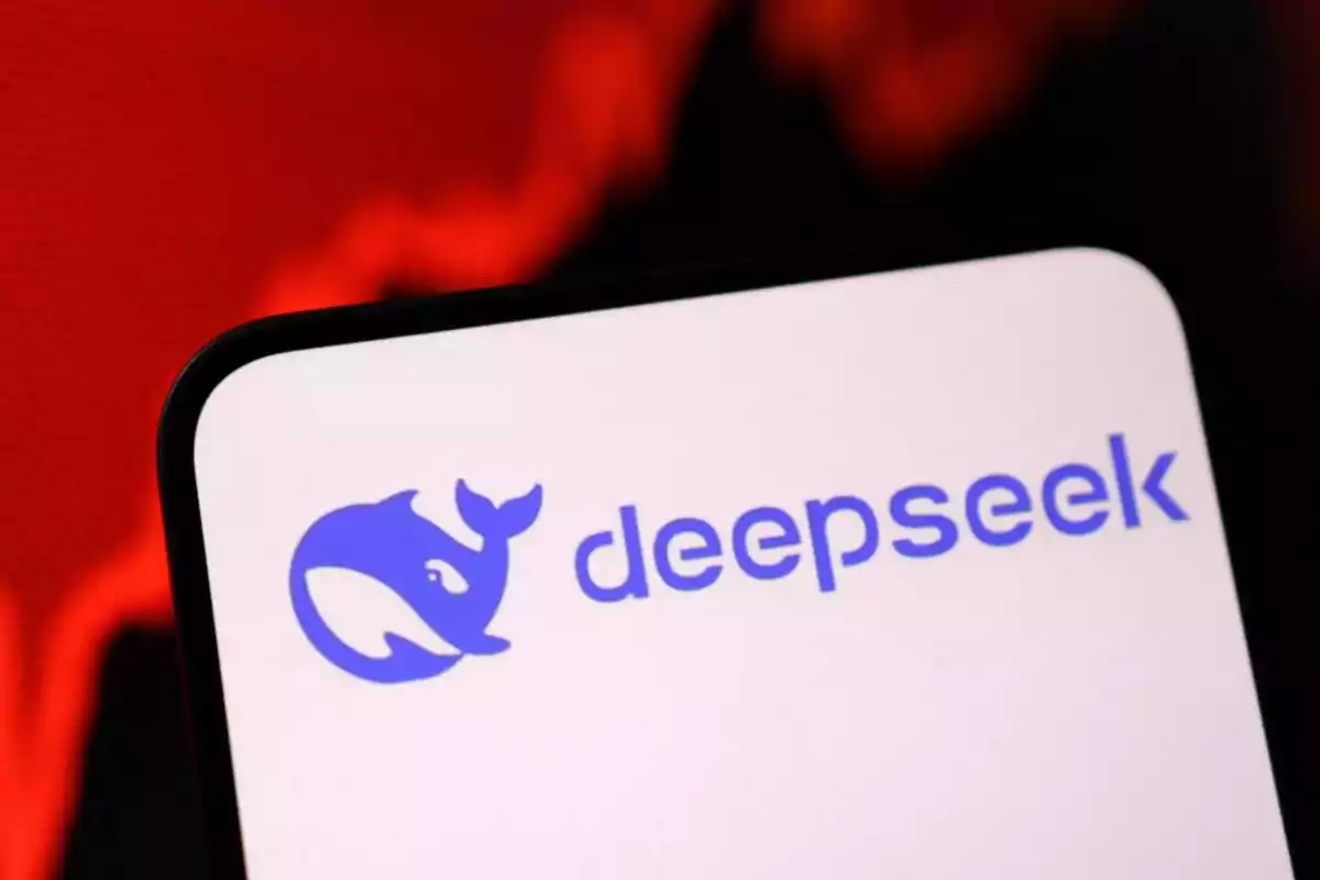 Logotipo de Deepseek en la pantalla de un dispositivo móvil con un fondo rojo.