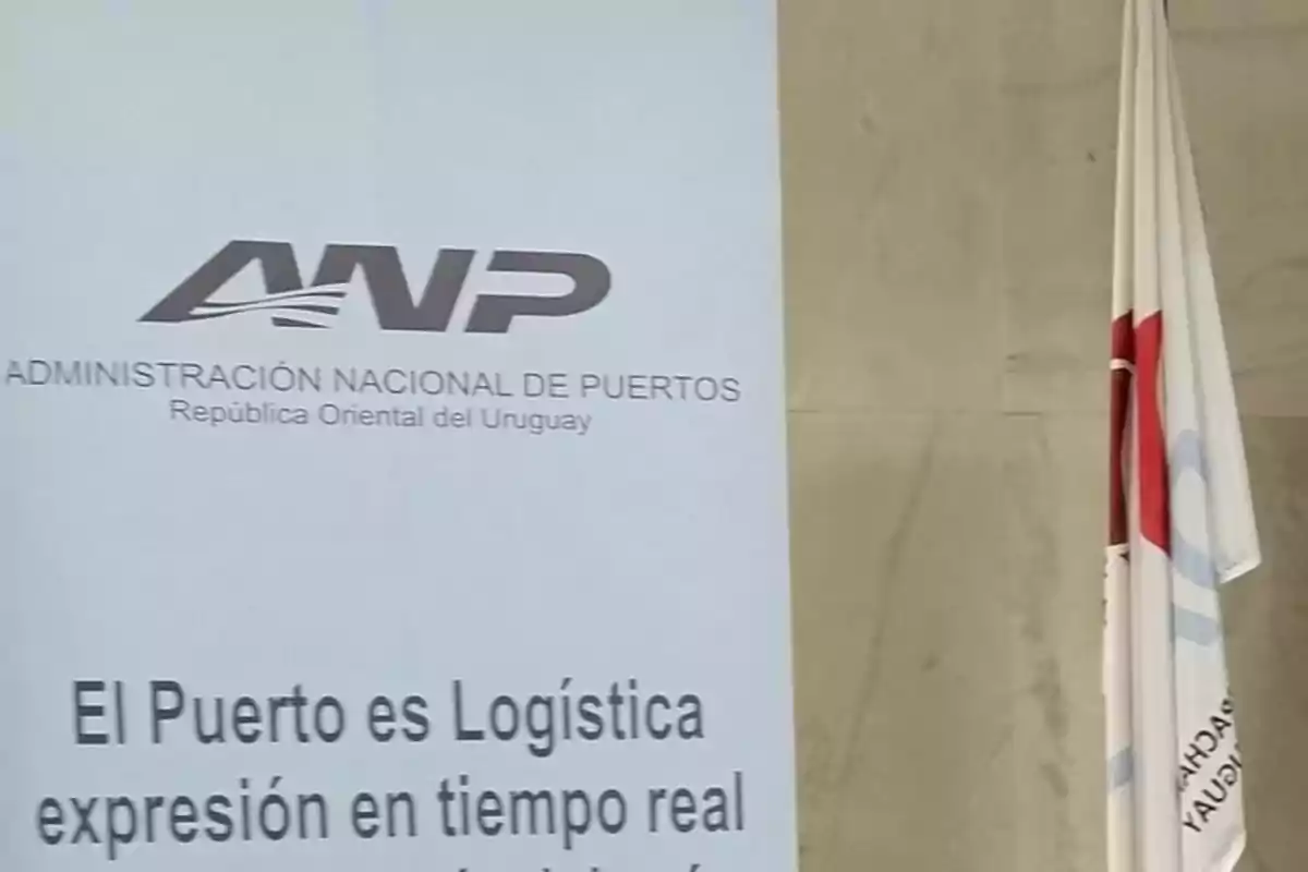 A sign from the National Port Administration of Uruguay with the text "The Port is Logistics expression in real time" next to a flag.