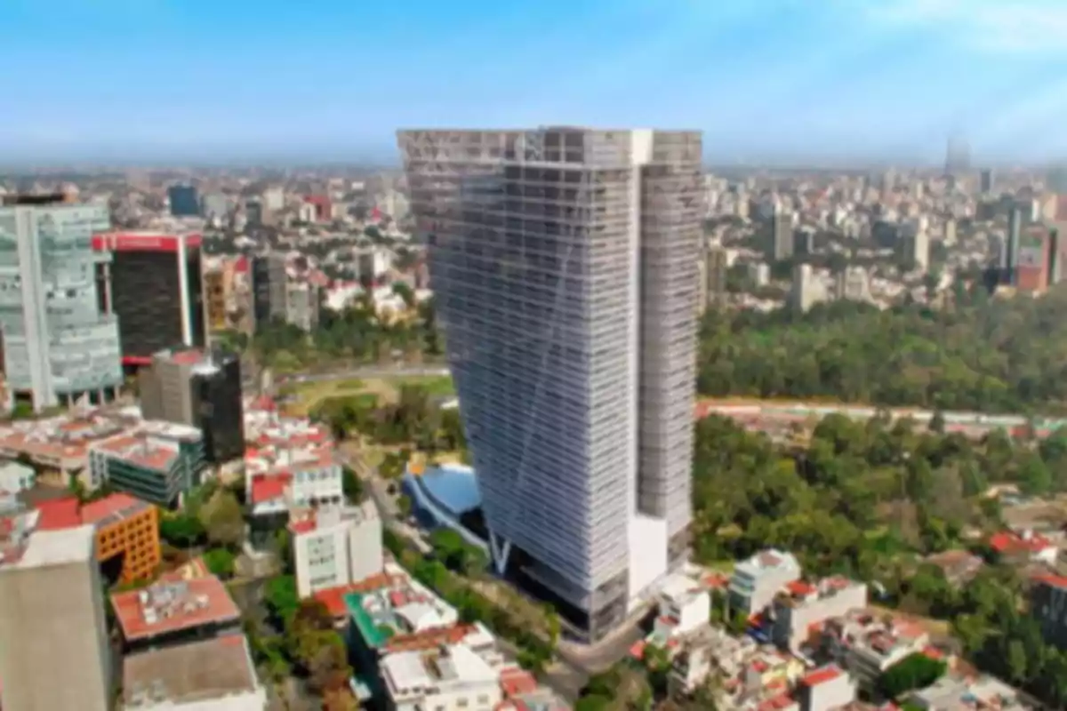 Vista aérea de un rascacielos moderno rodeado de otros edificios y áreas verdes en una ciudad.