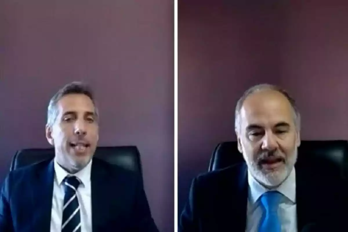 Dos hombres con traje y corbata sentados en sillas negras frente a una pared color lila, cada uno en un recuadro separado como en una videollamada. Dos hombres con traje y corbata sentados en sillas negras frente a una pared color lila, cada uno en un recuadro separado como en una videollamada.