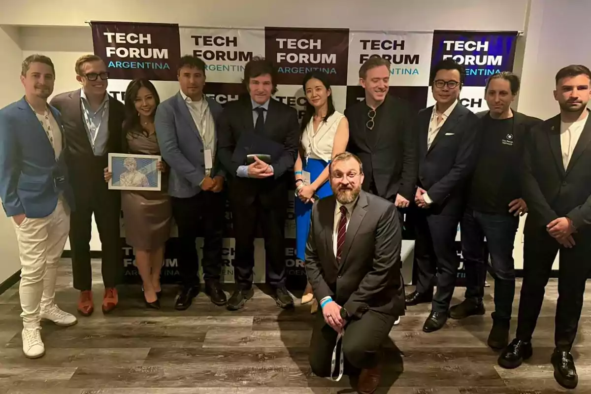 Un grupo de personas posando juntas en un evento llamado Tech Forum Argentina, con un fondo que muestra el nombre del evento.