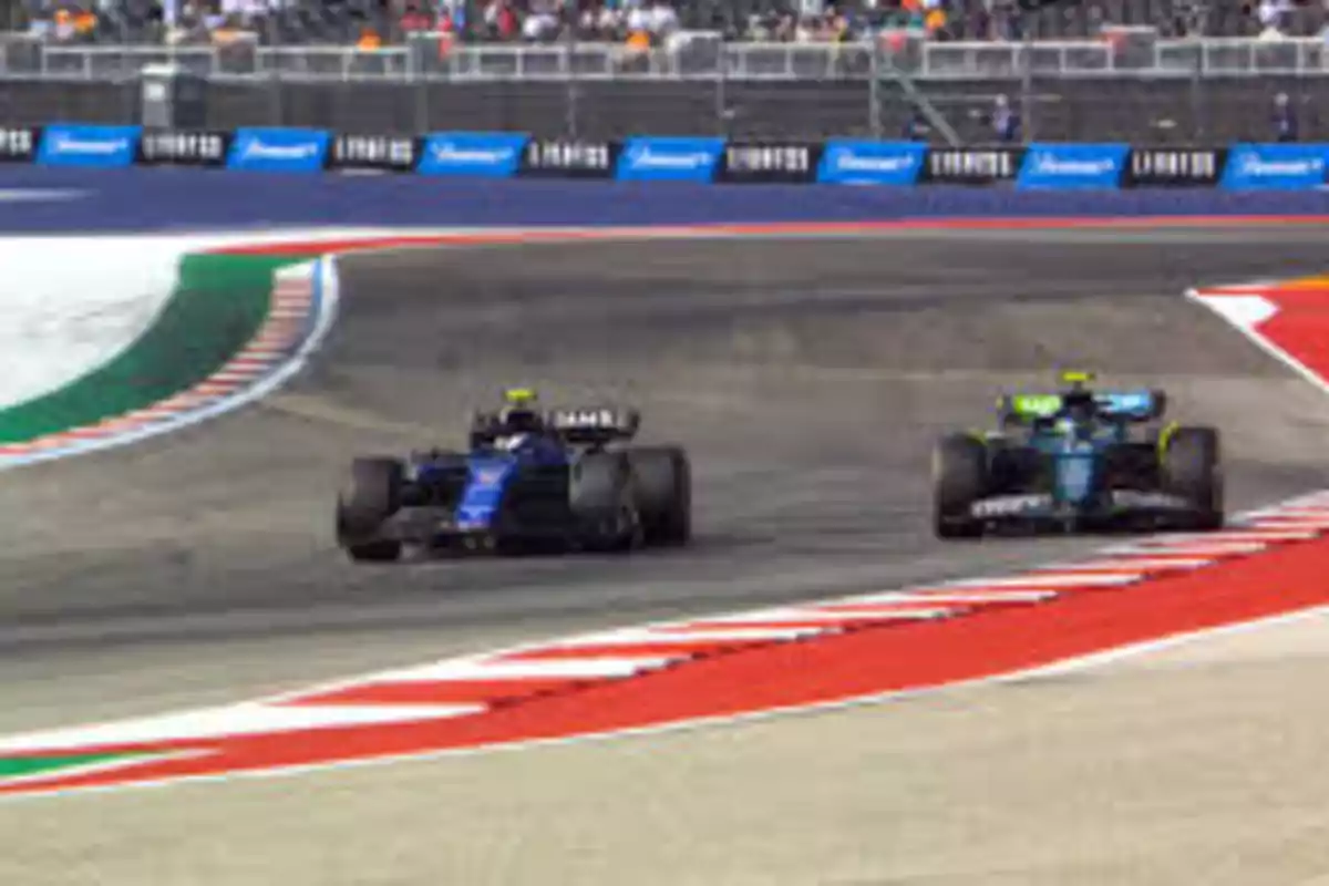 Franco Colapinto sobrepasa a Fernando Alonso en el GP de Austin, EEUU.