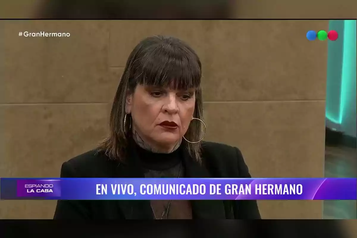 Mujer de cabello oscuro y flequillo con expresión seria durante una transmisión en vivo de Gran Hermano con un letrero en pantalla que dice En vivo comunicado de Gran Hermano Mujer de cabello oscuro y flequillo con expresión seria durante una transmisión en vivo de Gran Hermano con un letrero en pantalla que dice En vivo comunicado de Gran Hermano