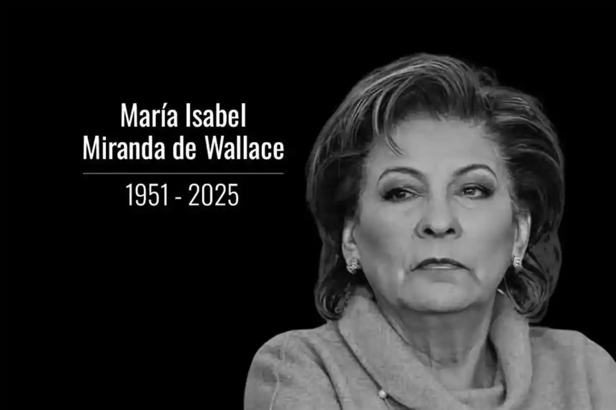 Una mujer mayor con expresión seria, vestida con un abrigo claro, sobre un fondo negro con texto que indica un nombre y dos fechas.