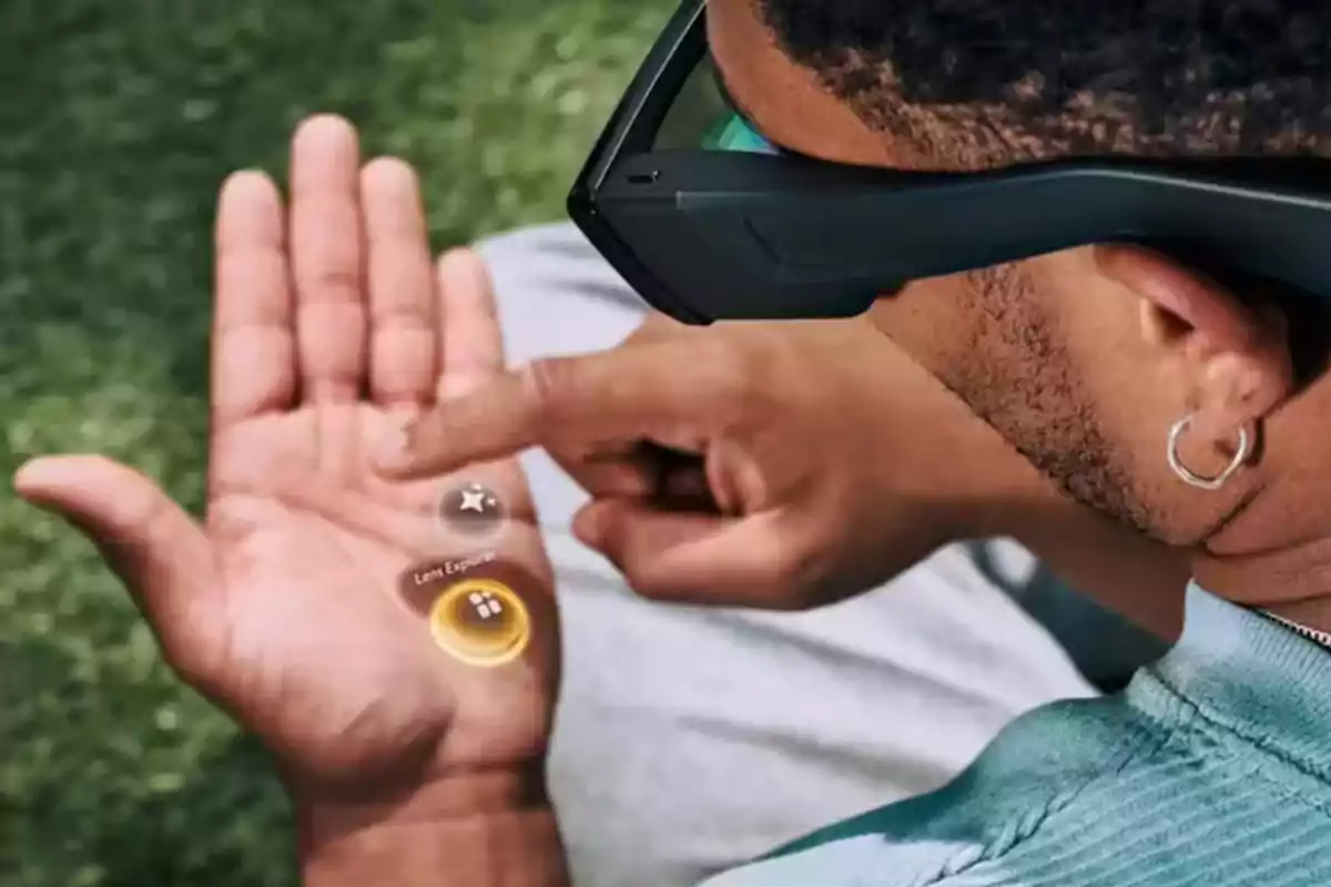 Persona usando gafas de realidad aumentada interactuando con una interfaz virtual proyectada en la palma de su mano Persona usando gafas de realidad aumentada interactuando con una interfaz virtual proyectada en la palma de su mano