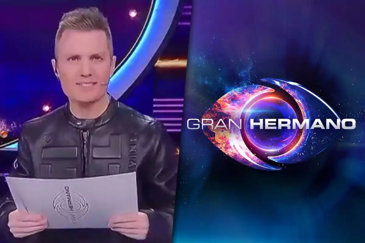 Un presentador de televisión sostiene un papel mientras está en un set iluminado, junto al logotipo del programa "Gran Hermano".