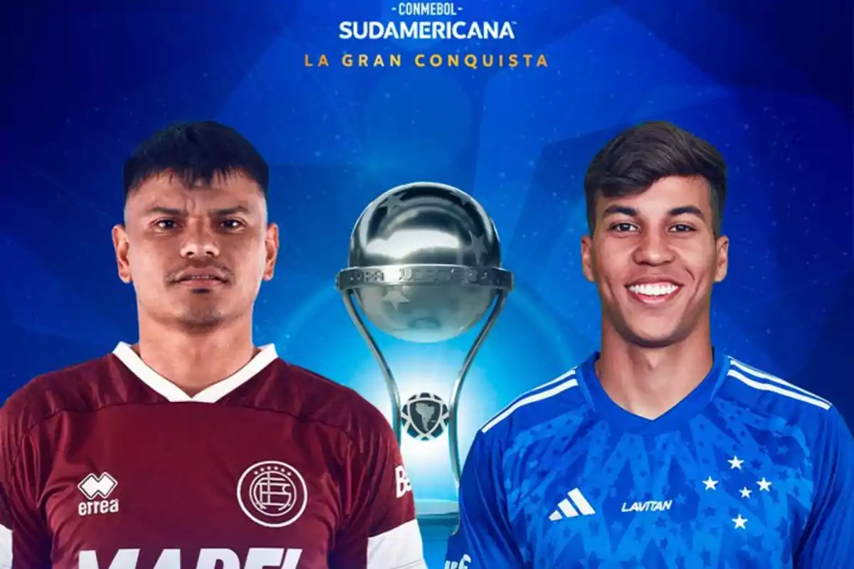 Dos jugadores de fútbol con uniformes de diferentes equipos posan frente a un trofeo de la Copa Sudamericana con un fondo azul.