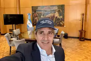 Un hombre con gorra azul que dice 