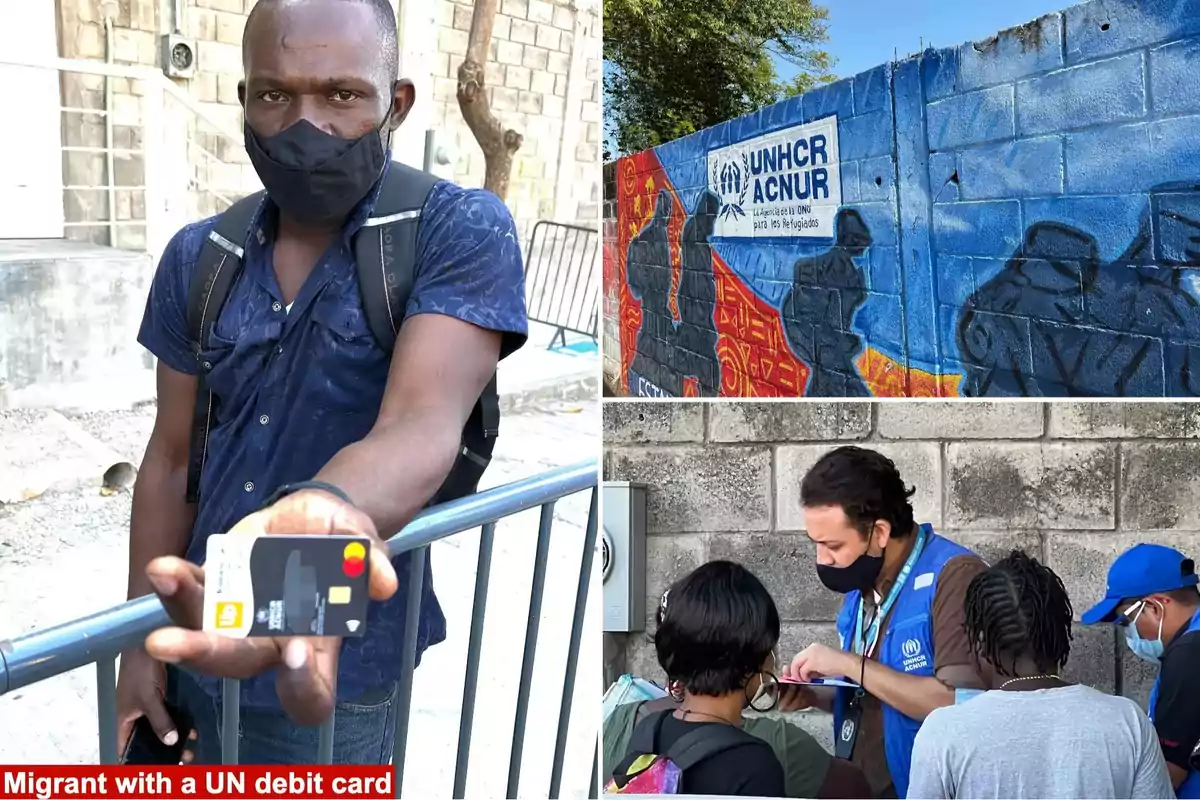 Un hombre con mascarilla muestra una tarjeta de débito frente a un mural de ACNUR y un trabajador de la ONU ayuda a personas.