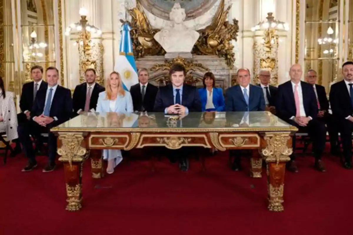 El presidente de Argentina, Javier Milei, junto a su gabinete.