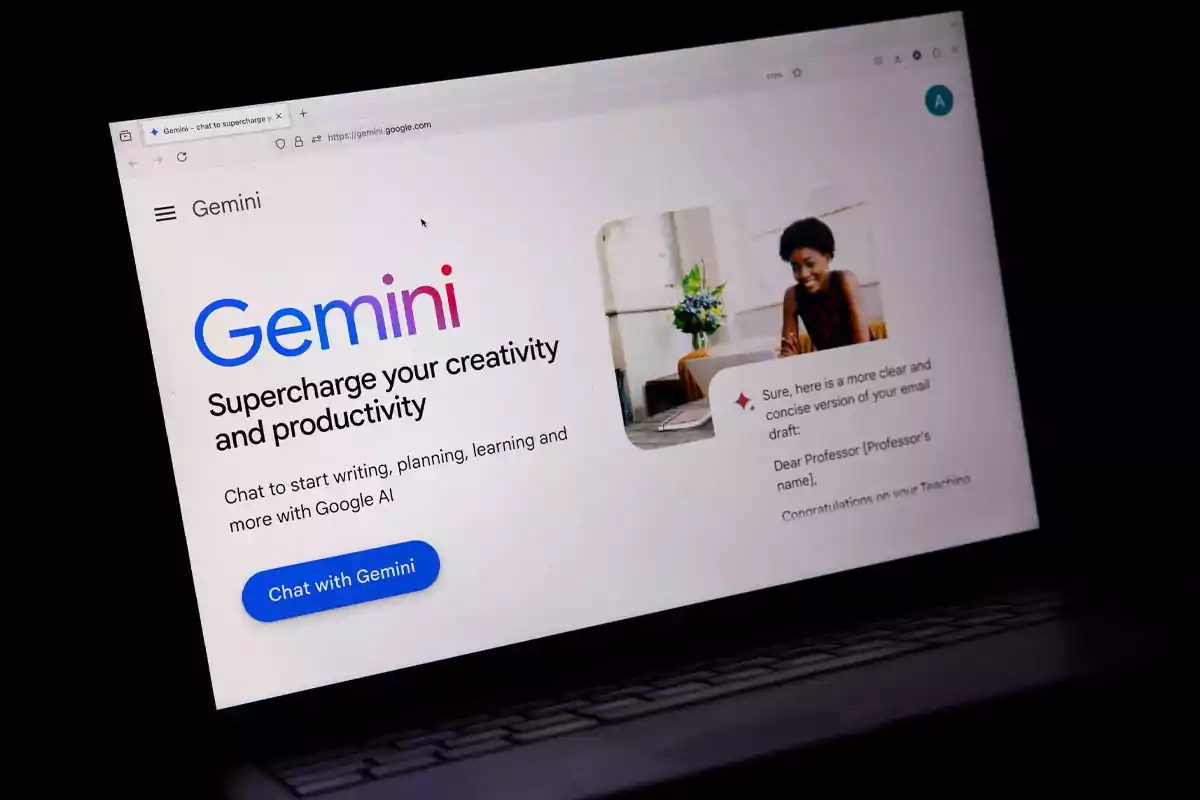 Laptop screen displaying the homepage of Gemini, Google's artificial intelligence, with a blue button to start the chat and an image of a person smiling next to explanatory text. Laptop screen displaying the homepage of Gemini, Google's artificial intelligence, with a blue button to start the chat and an image of a person smiling next to explanatory text.