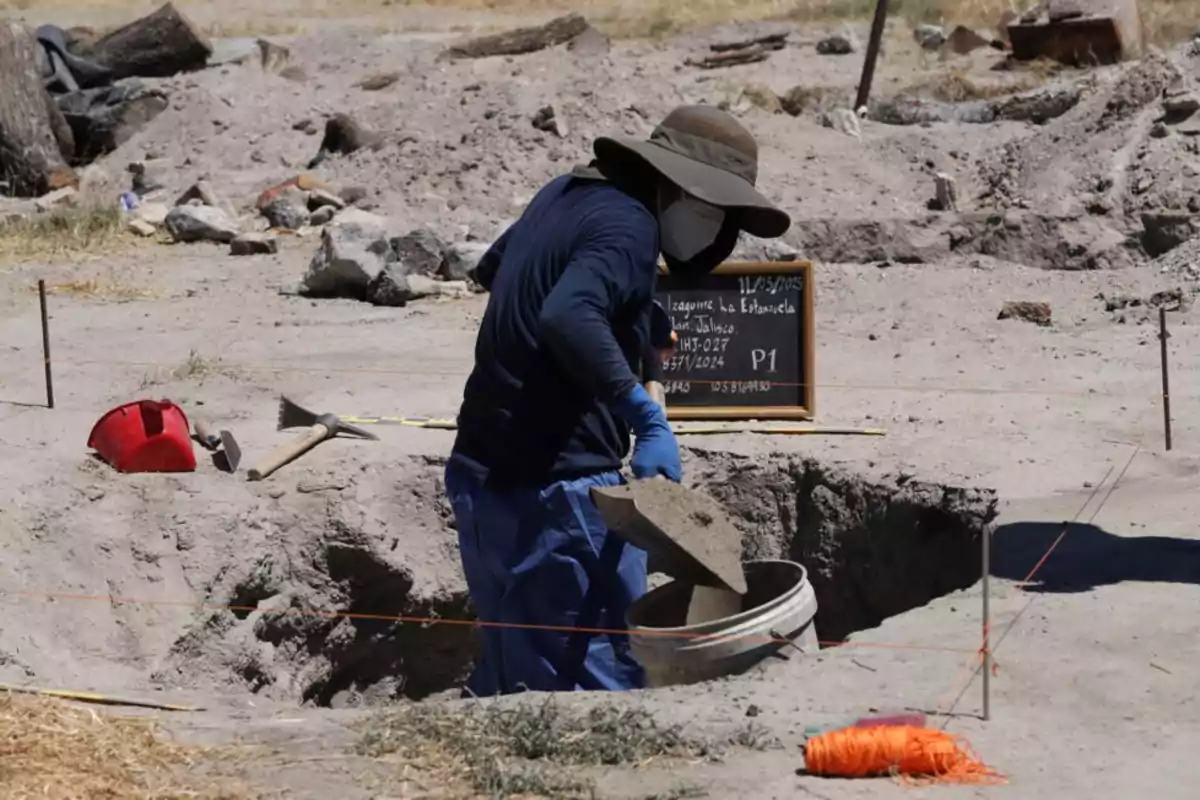Un arqueólogo trabaja en una excavación al aire libre, usando herramientas y protecciones bajo el sol. Un arqueólogo trabaja en una excavación al aire libre, usando herramientas y protecciones bajo el sol.