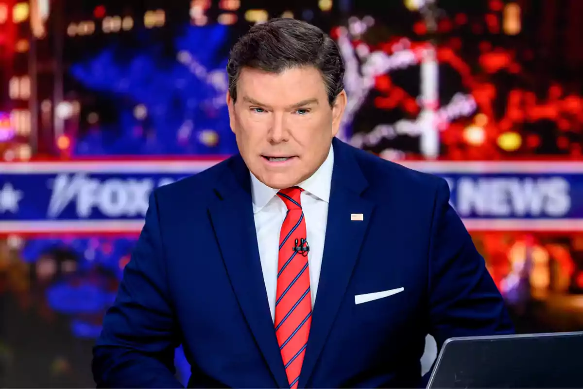Un presentador de noticias en un estudio de televisión con un fondo colorido. Un presentador de noticias en un estudio de televisión con un fondo colorido.