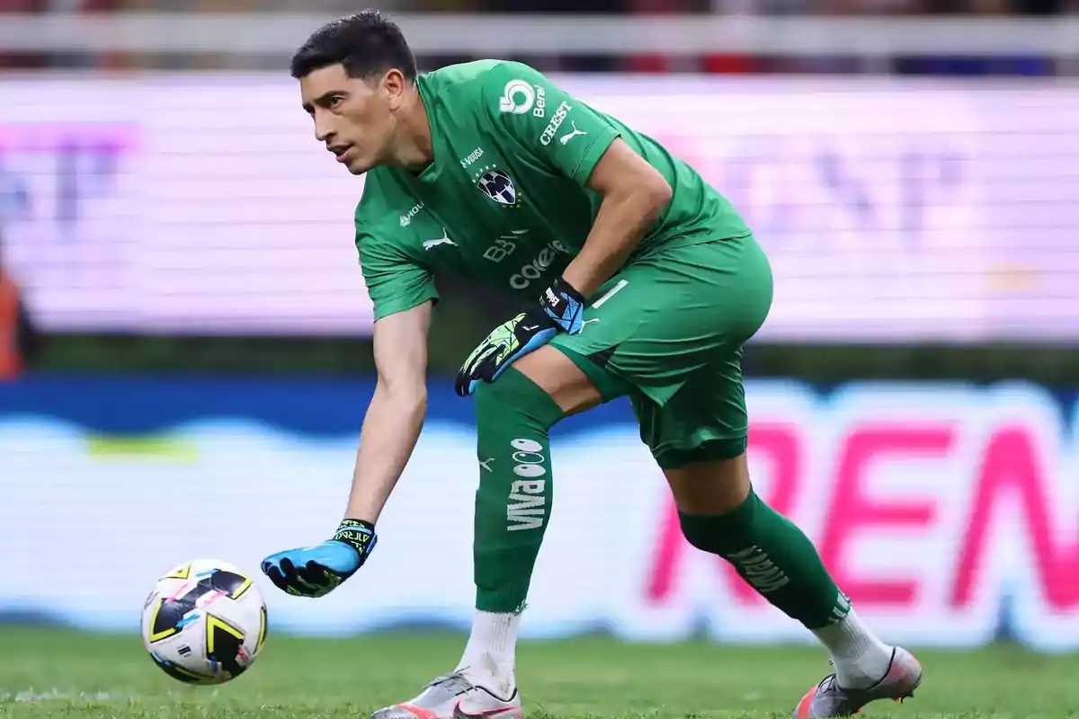 Un jugador de fútbol con uniforme verde se prepara para lanzar el balón en el campo. Un jugador de fútbol con uniforme verde se prepara para lanzar el balón en el campo.