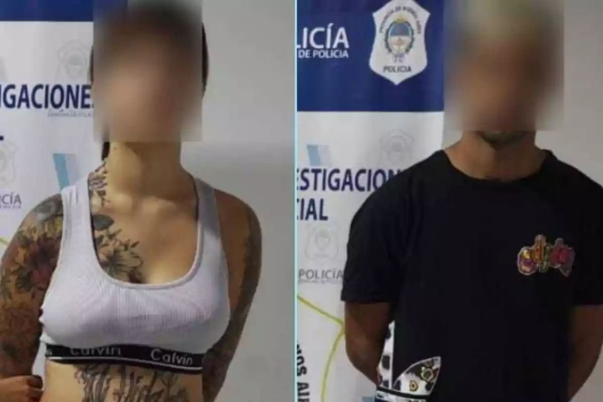 Dos personas con rostros difuminados posan frente a un fondo con logotipos de la policía.