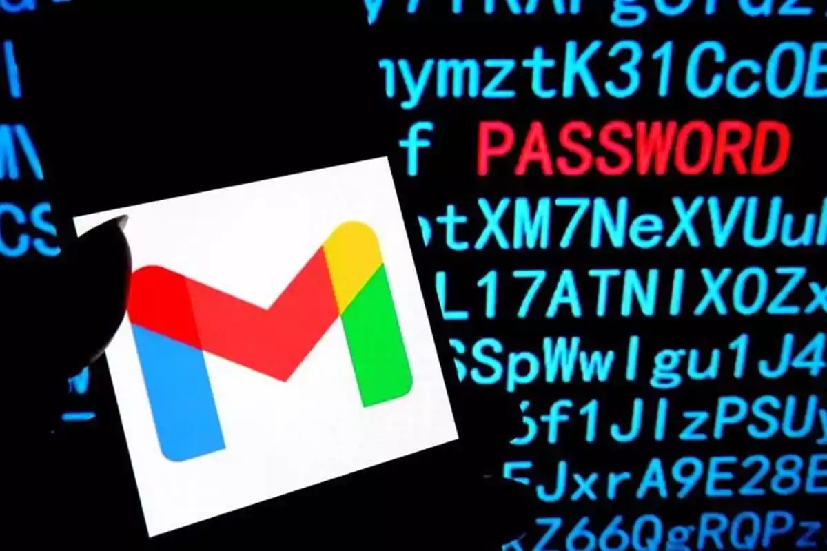 Logo de Gmail en la pantalla de un dispositivo móvil con la palabra PASSWORD en rojo y texto en azul de fondo, representando un posible riesgo de seguridad o hackeo de cuentas. Logo de Gmail en la pantalla de un dispositivo móvil con la palabra PASSWORD en rojo y texto en azul de fondo, representando un posible riesgo de seguridad o hackeo de cuentas.