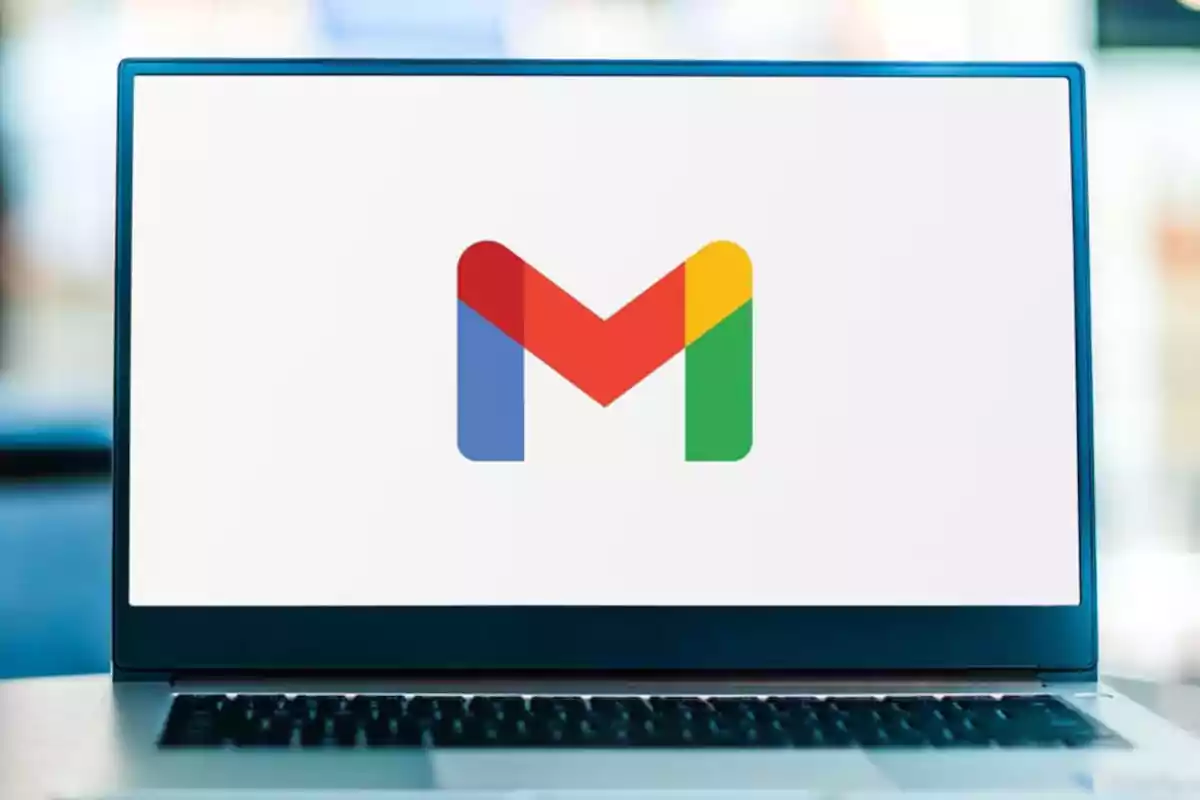 Pantalla de laptop mostrando el logotipo de Gmail en el centro Pantalla de laptop mostrando el logotipo de Gmail en el centro