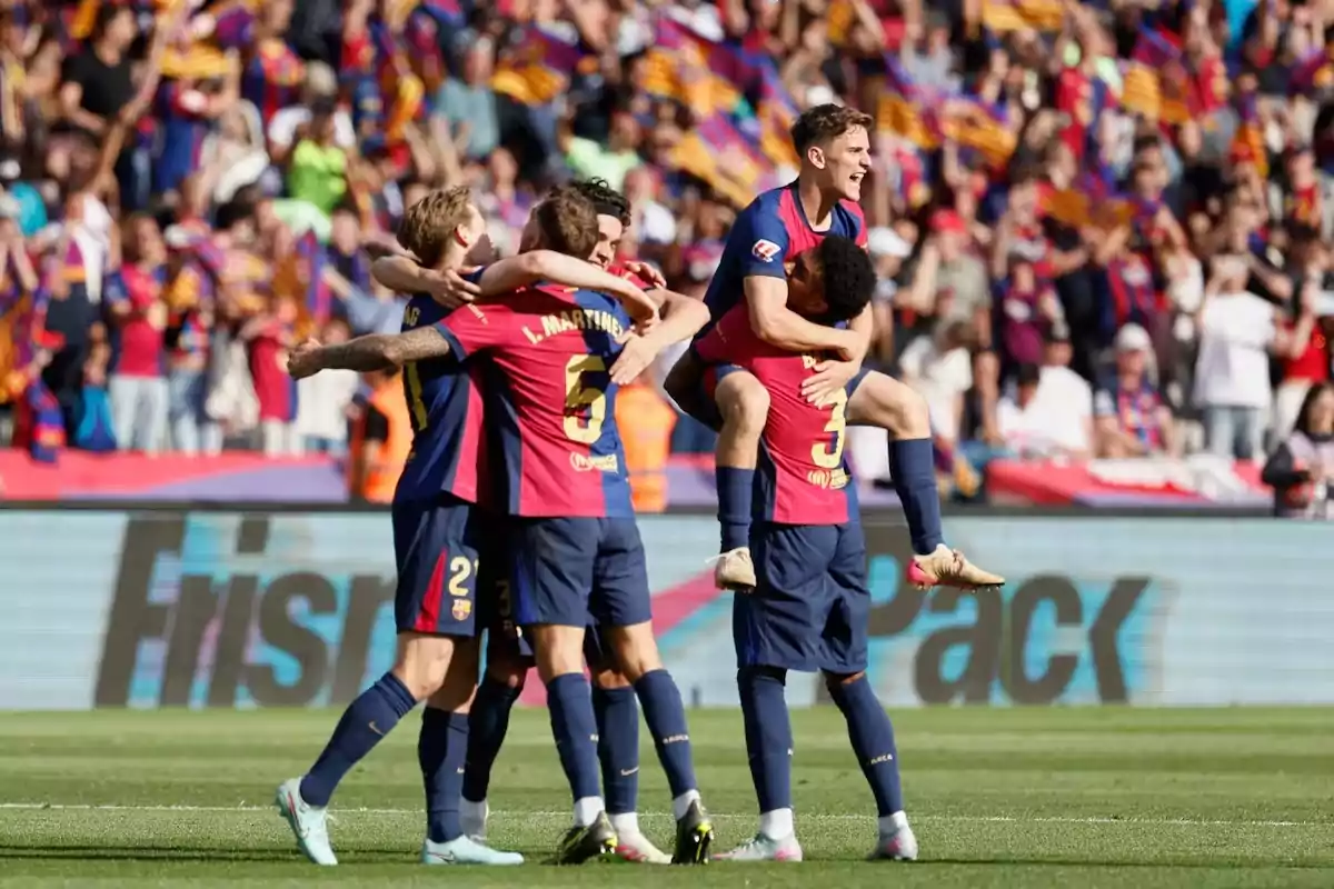 Jugadores de fútbol celebrando un gol en el campo con la multitud animando en el fondo. Jugadores de fútbol celebrando un gol en el campo con la multitud animando en el fondo.