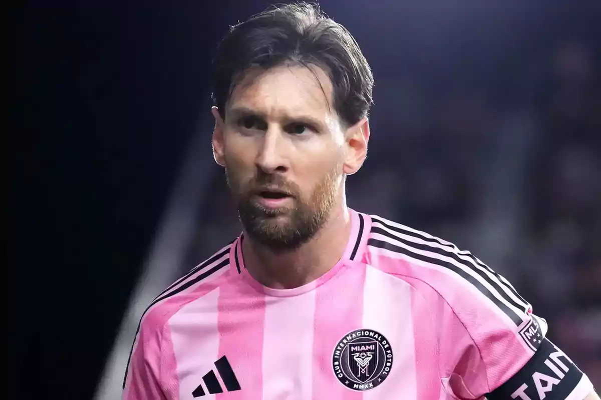 Futbolista con barba y cabello corto usando el uniforme rosa del Inter Miami durante un partido Futbolista con barba y cabello corto usando el uniforme rosa del Inter Miami durante un partido
