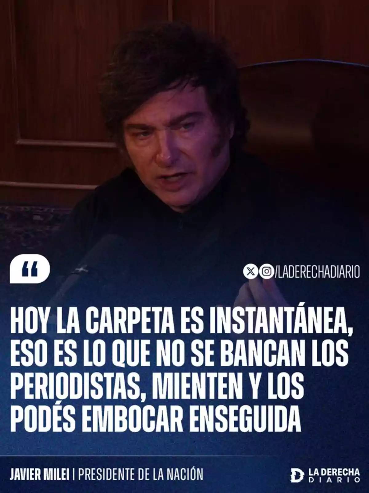 Un hombre con cabello oscuro está hablando en un entorno con iluminación tenue. Lleva una chaqueta oscura y parece estar en un lugar con paneles de madera. En la imagen hay un texto que menciona la rapidez de la información y critica a los periodistas. Al pie, se menciona un nombre y un título. Un hombre con cabello oscuro está hablando en un entorno con iluminación tenue. Lleva una chaqueta oscura y parece estar en un lugar con paneles de madera. En la imagen hay un texto que menciona la rapidez de la información y critica a los periodistas. Al pie, se menciona un nombre y un título.
