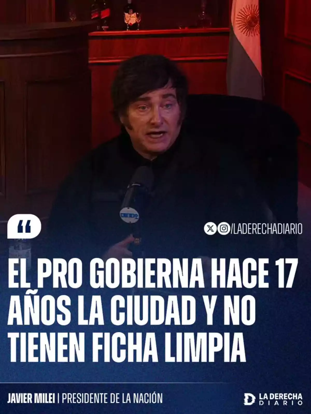 Un hombre está hablando en un entorno oscuro con una bandera de Argentina al fondo. En el texto se menciona que el PRO ha gobernado la ciudad durante 17 años y no tienen ficha limpia. Un hombre está hablando en un entorno oscuro con una bandera de Argentina al fondo. En el texto se menciona que el PRO ha gobernado la ciudad durante 17 años y no tienen ficha limpia.