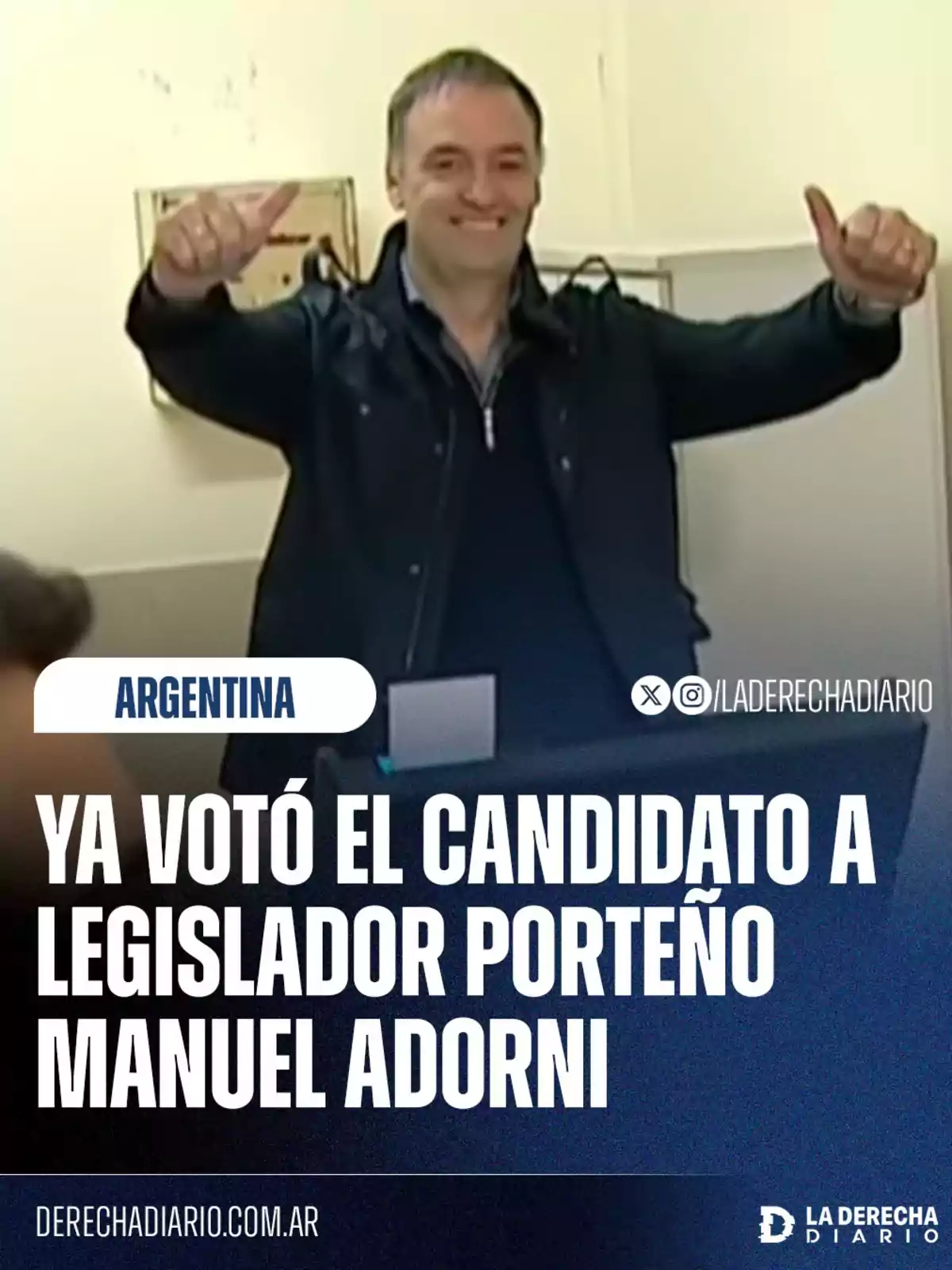 Un hombre sonriente con chaqueta oscura levanta ambos pulgares en señal de aprobación frente a una pared clara. Un hombre sonriente con chaqueta oscura levanta ambos pulgares en señal de aprobación frente a una pared clara.