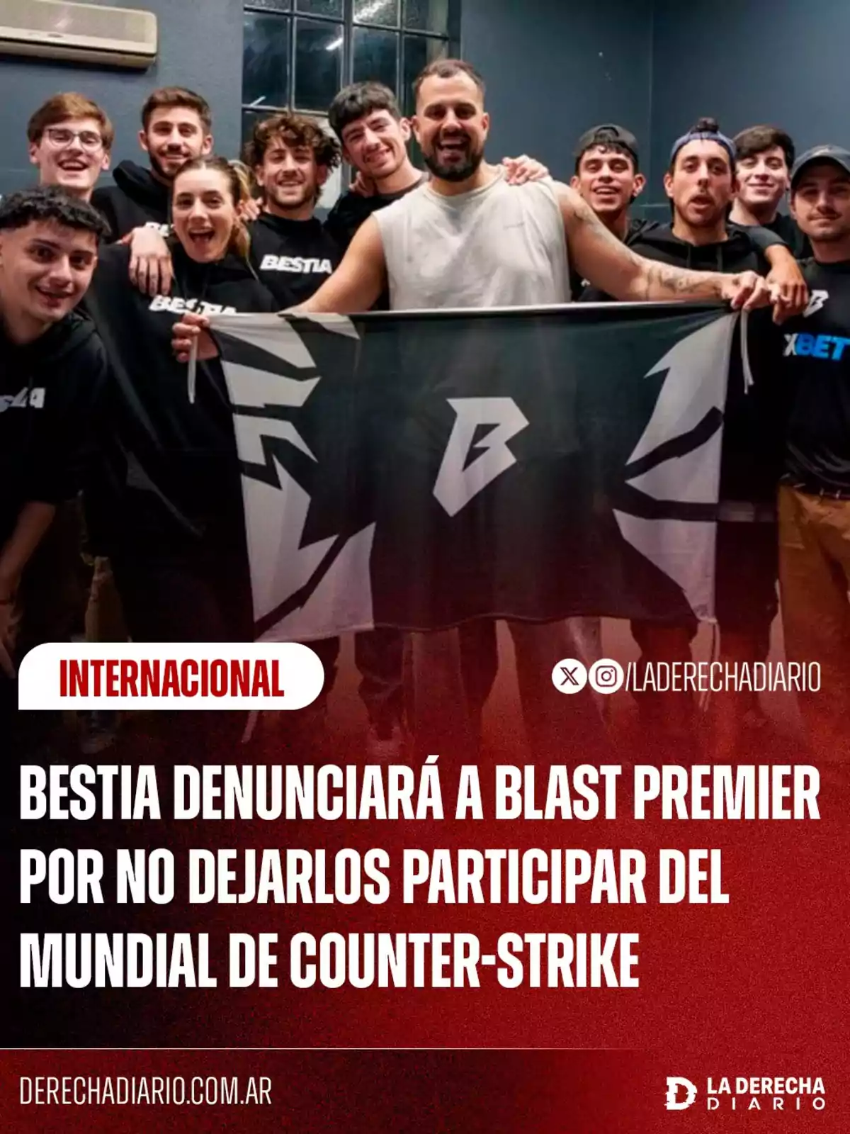 Un grupo de personas sonrientes posando juntas, algunas con sudaderas que tienen la palabra Un grupo de personas sonrientes posando juntas, algunas con sudaderas que tienen la palabra