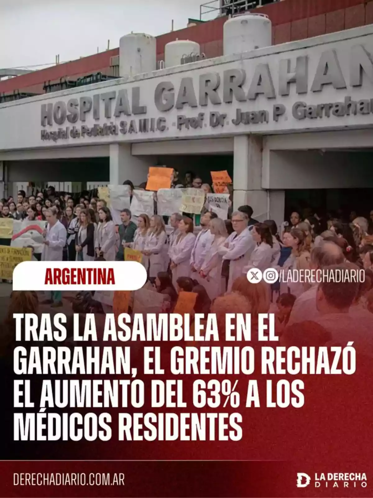 A group of doctors and healthcare workers protest in front of Garrahan Hospital in Buenos Aires holding signs, while a text reports that the union rejected a 63 percent salary increase for resident doctors. A group of doctors and healthcare workers protest in front of Garrahan Hospital in Buenos Aires holding signs, while a text reports that the union rejected a 63 percent salary increase for resident doctors.