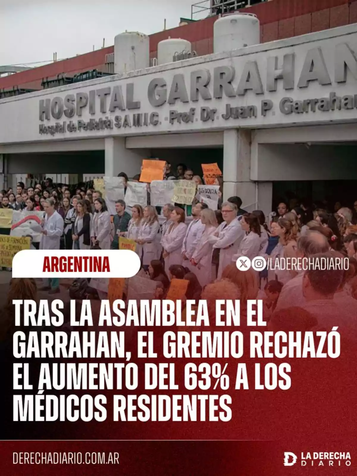 A group of doctors and healthcare workers protest in front of Garrahan Hospital holding signs, while a text reports that the union rejected a 63 percent salary increase for resident doctors in Argentina. A group of doctors and healthcare workers protest in front of Garrahan Hospital holding signs, while a text reports that the union rejected a 63 percent salary increase for resident doctors in Argentina.