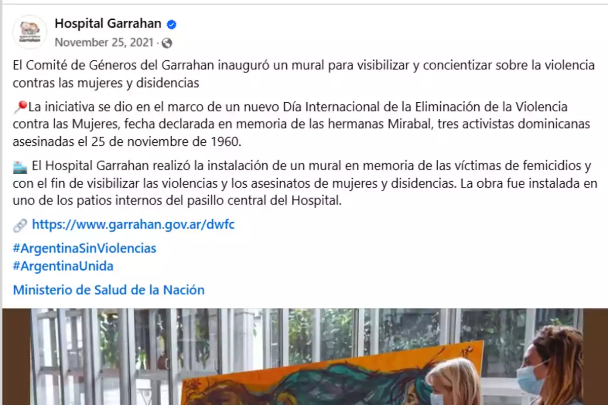 Dos mujeres con barbijo observan un mural colorido en el interior de un hospital, junto a una ventana con vista a plantas. Dos mujeres con barbijo observan un mural colorido en el interior de un hospital, junto a una ventana con vista a plantas.