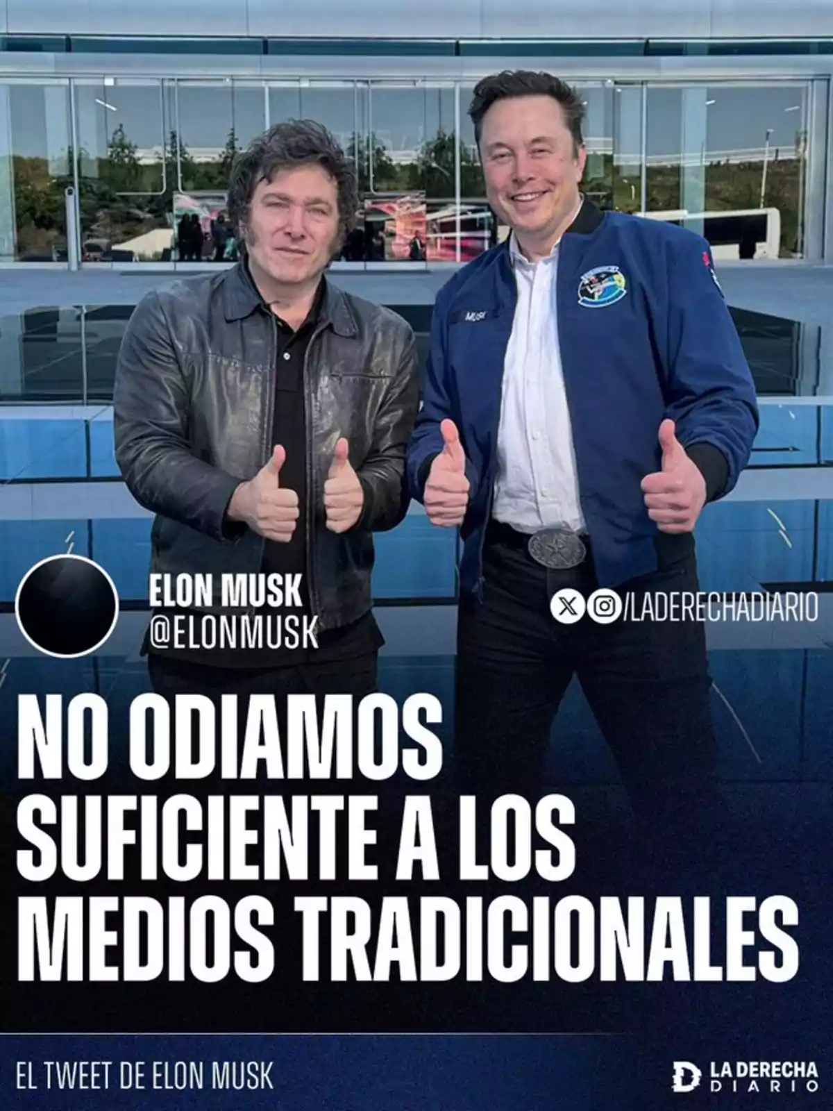 Dos hombres posan juntos frente a un edificio de vidrio, ambos sonríen y levantan los pulgares, con un texto grande que dice no odiamos suficiente a los medios tradicionales Dos hombres posan juntos frente a un edificio de vidrio, ambos sonríen y levantan los pulgares, con un texto grande que dice no odiamos suficiente a los medios tradicionales