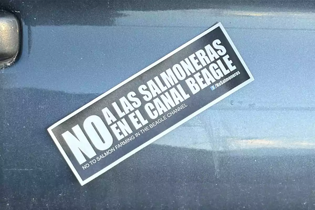 Spanish sticker on a metal surface that says NO to salmon farms in the Beagle Channel Spanish sticker on a metal surface that says NO to salmon farms in the Beagle Channel