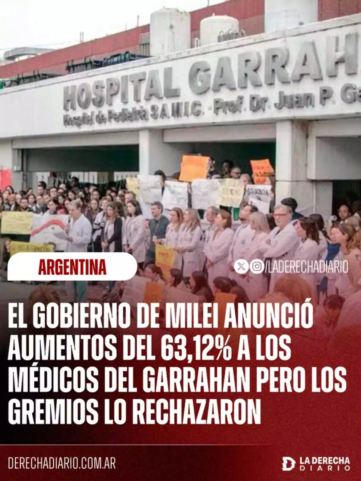 Un grupo de médicos y trabajadores del Hospital Garrahan se manifiestan frente a la entrada del hospital con carteles, mientras un texto informa sobre el rechazo gremial a un aumento salarial anunciado por el gobierno de Milei en Argentina Un grupo de médicos y trabajadores del Hospital Garrahan se manifiestan frente a la entrada del hospital con carteles, mientras un texto informa sobre el rechazo gremial a un aumento salarial anunciado por el gobierno de Milei en Argentina