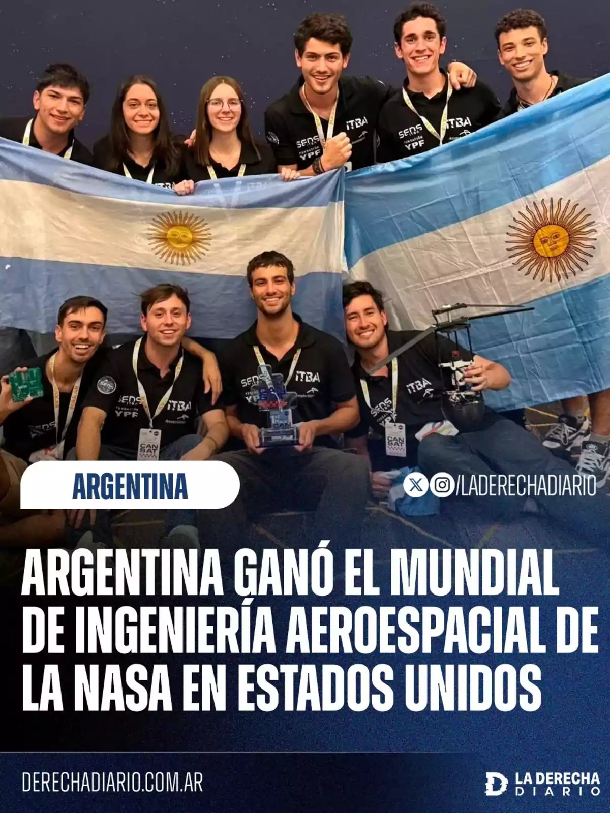 Un grupo de jóvenes sonrientes sostiene banderas de Argentina y trofeos, celebrando su victoria en una competencia internacional de ingeniería aeroespacial organizada por la NASA en Estados Unidos Un grupo de jóvenes sonrientes sostiene banderas de Argentina y trofeos, celebrando su victoria en una competencia internacional de ingeniería aeroespacial organizada por la NASA en Estados Unidos