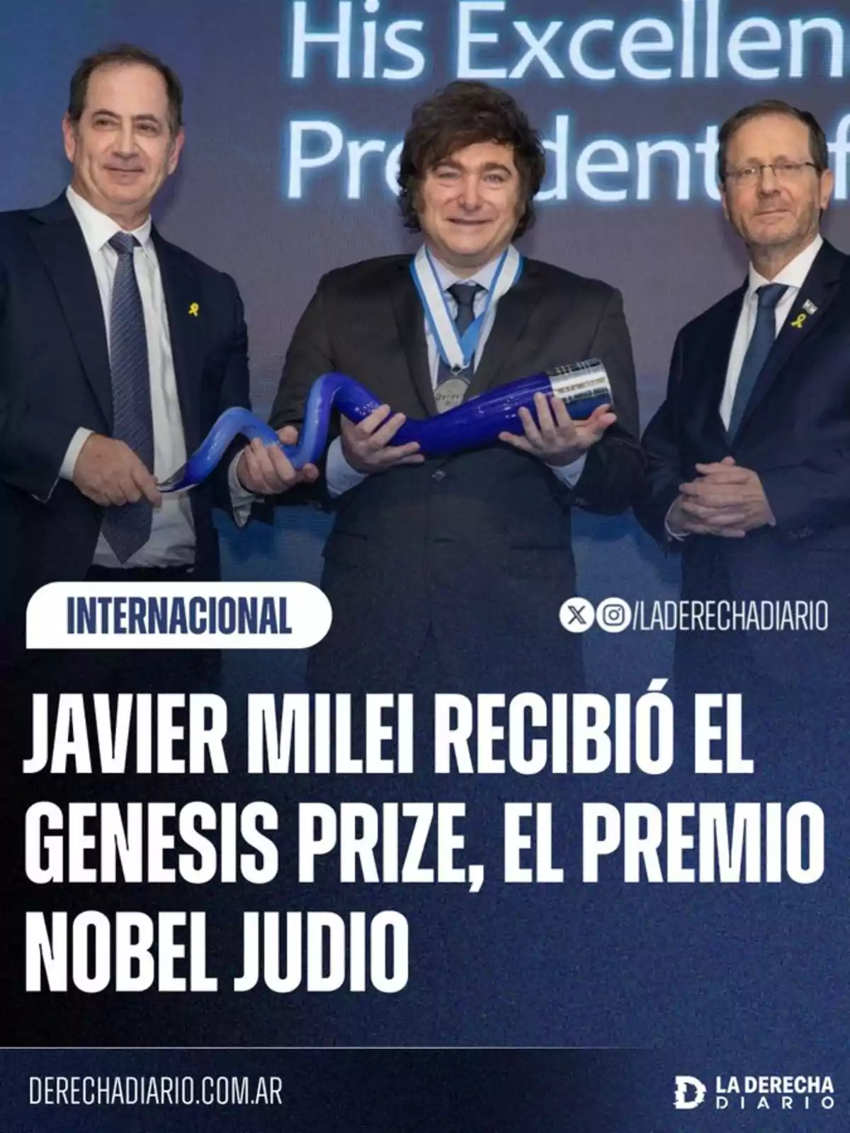 Tres hombres de traje posan en un escenario mientras uno de ellos sostiene un objeto azul y lleva una medalla, con un texto que anuncia que Javier Milei recibió el Genesis Prize, conocido como el premio Nobel judío Tres hombres de traje posan en un escenario mientras uno de ellos sostiene un objeto azul y lleva una medalla, con un texto que anuncia que Javier Milei recibió el Genesis Prize, conocido como el premio Nobel judío