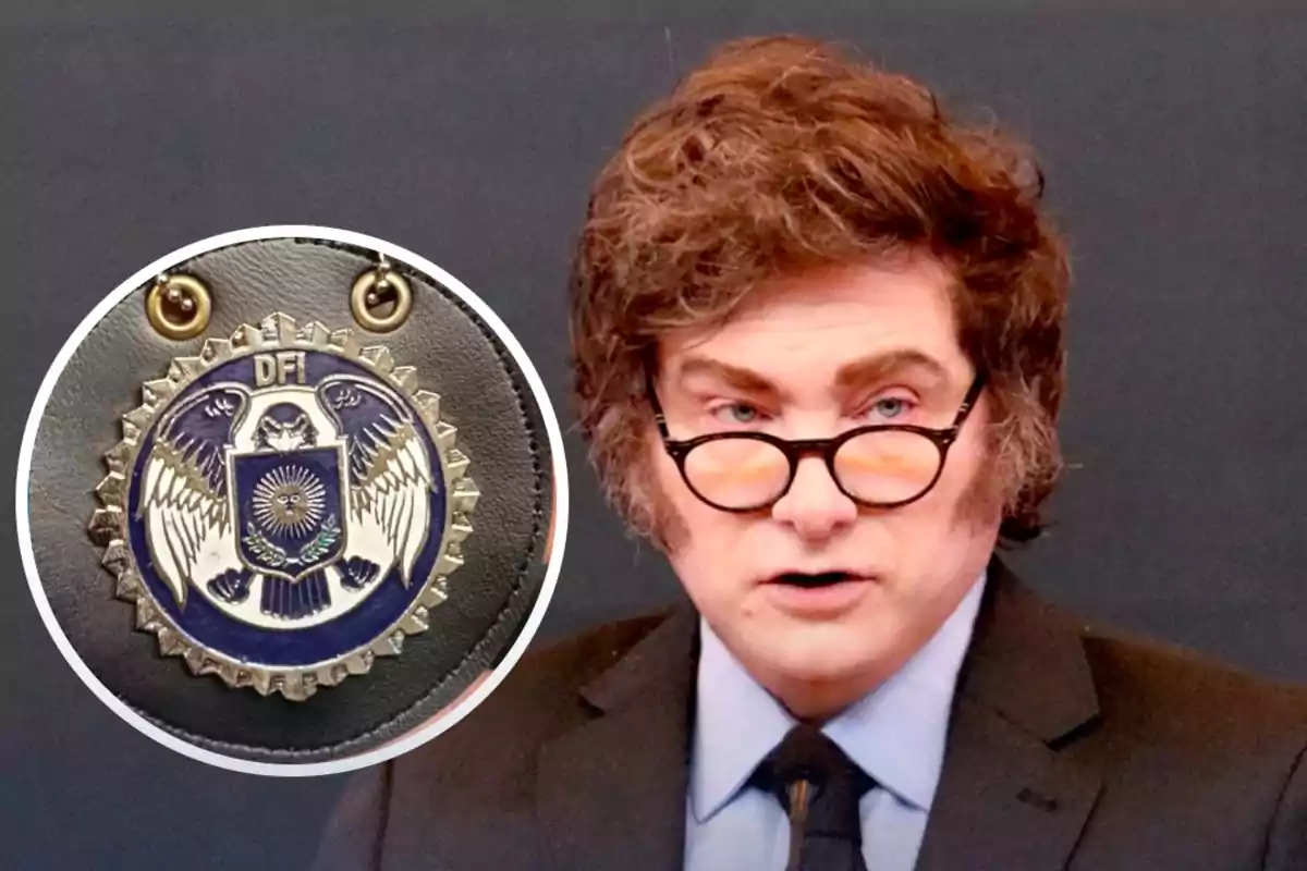 Un hombre de cabello castaño y gafas oscuras con expresión seria aparece junto a un acercamiento de una insignia oficial con un águila y las letras DFI