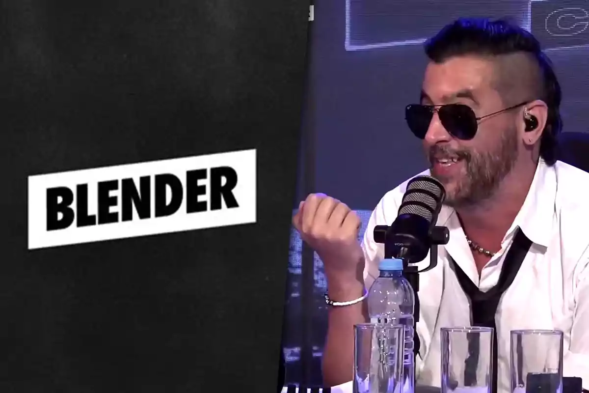 Guille Aquino con gafas de sol y auriculares habla frente a un micrófono en un estudio, con un cartel que dice "BLENDER" a la izquierda.