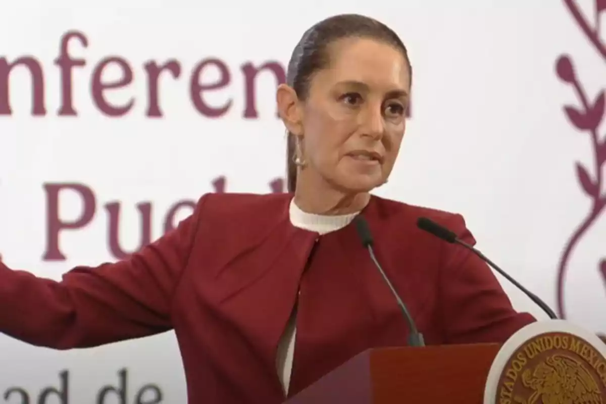 Una persona hablando en un podio durante una conferencia. Una persona hablando en un podio durante una conferencia.