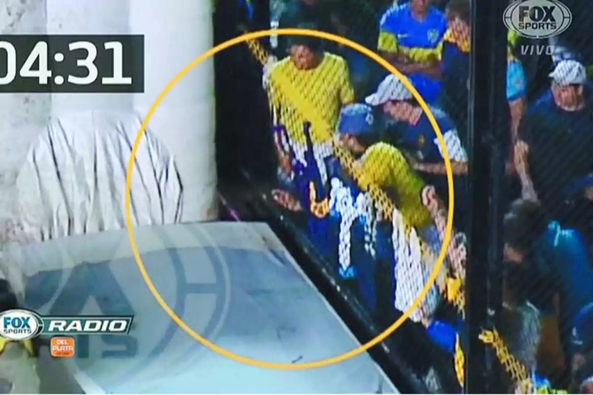 Un grupo de personas vestidas con camisetas amarillas y azules se encuentra detrás de una reja en un evento deportivo, con un cronómetro en la esquina superior izquierda y el logo de Fox Sports en la parte inferior. Un grupo de personas vestidas con camisetas amarillas y azules se encuentra detrás de una reja en un evento deportivo, con un cronómetro en la esquina superior izquierda y el logo de Fox Sports en la parte inferior.