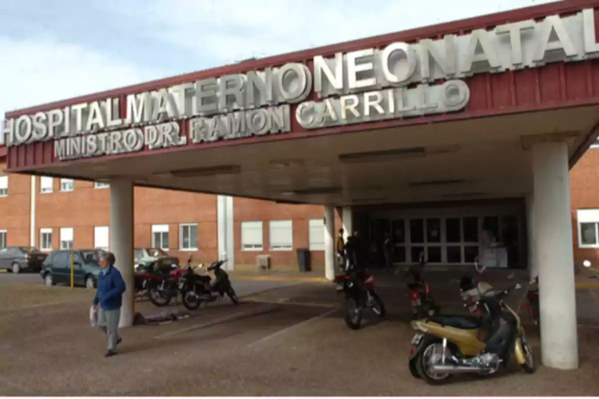 Entrada principal del Hospital Materno Neonatal Ministro Dr. Ramón Carrillo con varias motos estacionadas y una persona caminando hacia la salida
