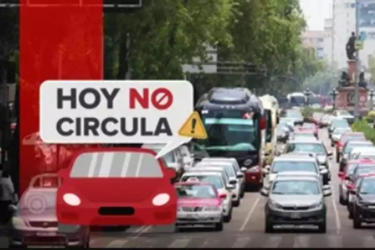 Imagen de una calle con tráfico denso y un aviso que dice 