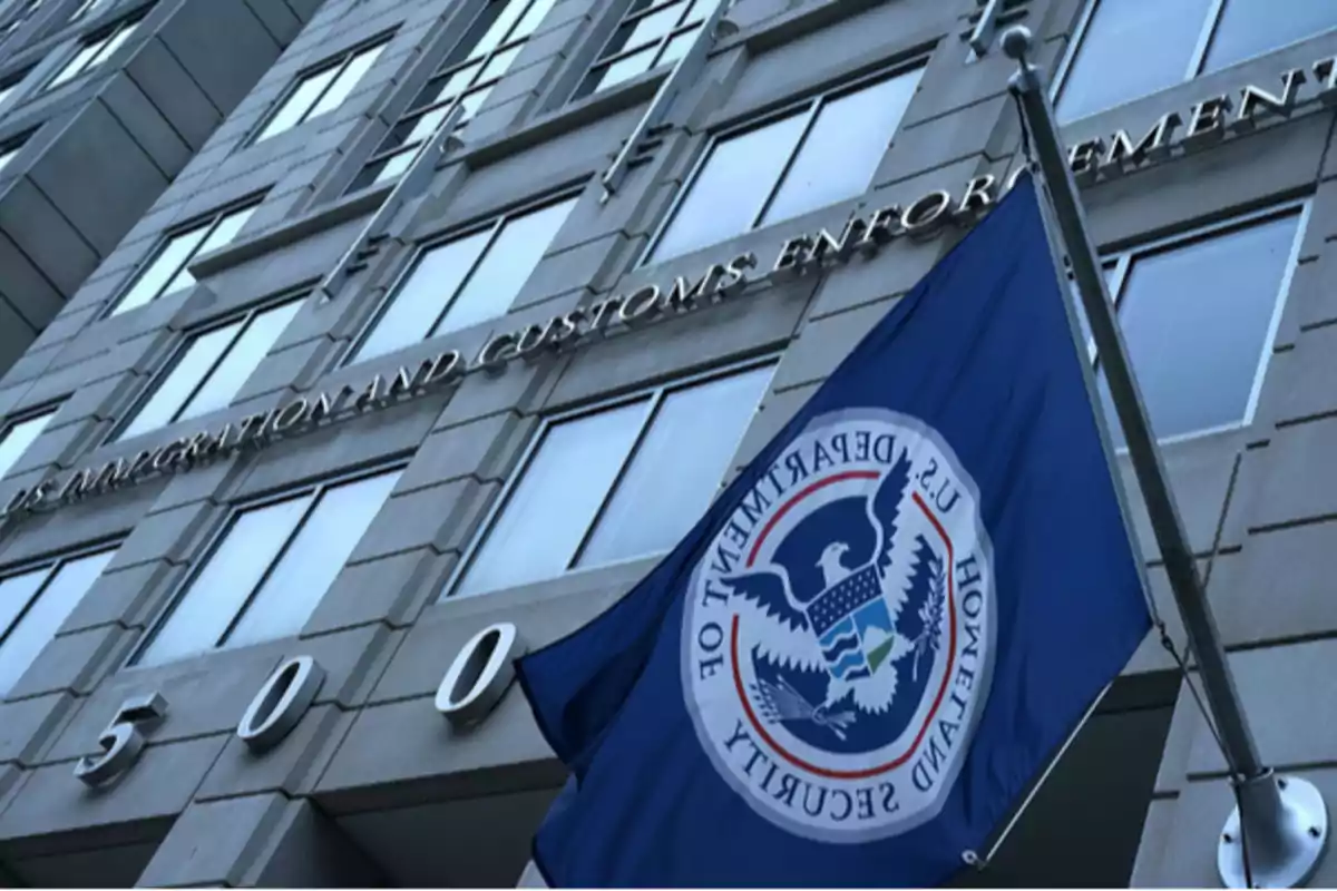 Edificio gubernamental con una bandera del Departamento de Seguridad Nacional de Estados Unidos ondeando al frente.