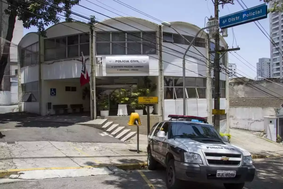 Edificio de la Policía Civil con un coche patrulla estacionado al frente y un letrero que indica el 6º Distrito Policial.