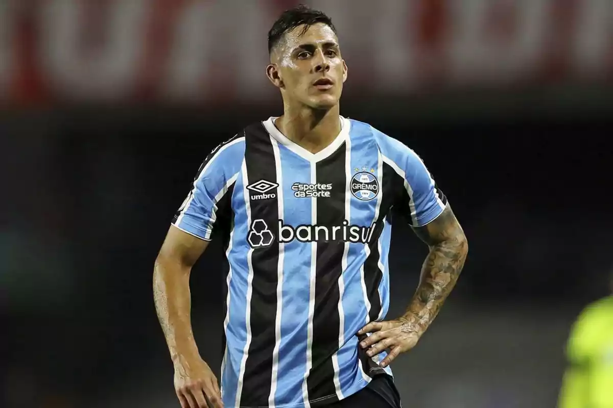 Soccer player in Grêmio uniform on the playing field.