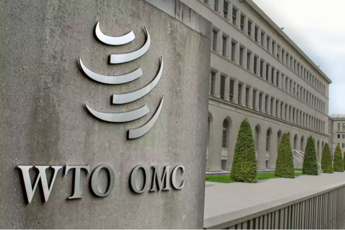 Edificio de la Organización Mundial del Comercio con su logotipo en primer plano. Edificio de la Organización Mundial del Comercio con su logotipo en primer plano.
