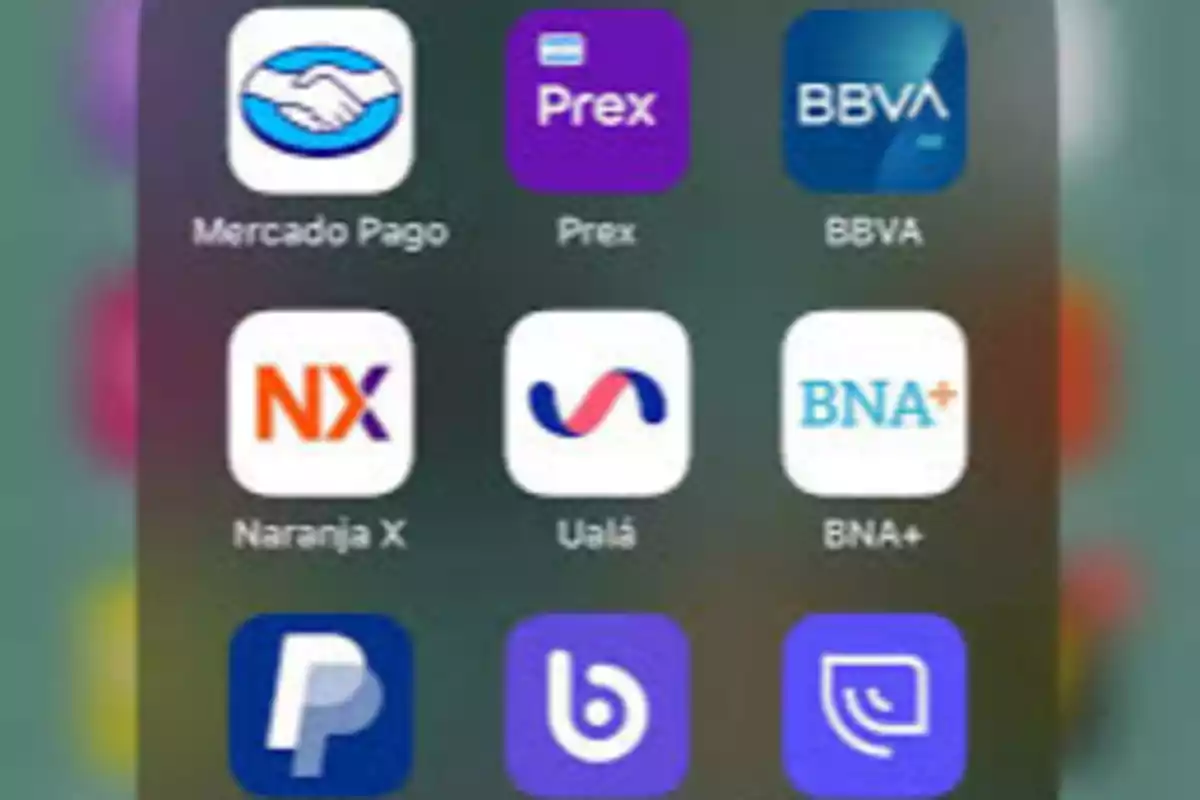 Iconos de aplicaciones financieras en la pantalla de un dispositivo móvil.