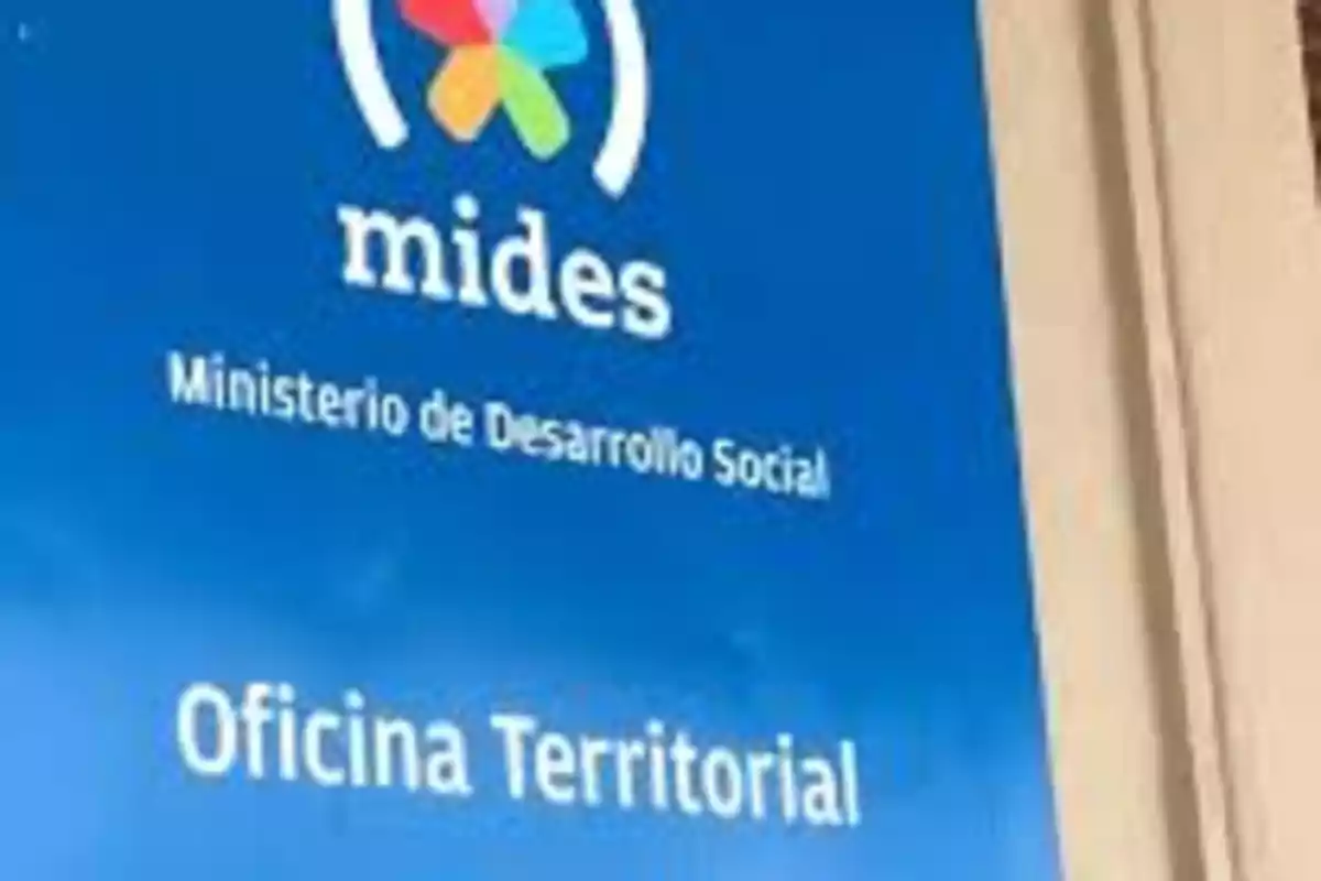 Blue sign from the Ministry of Social Development with the MIDES logo and the text Territorial Office