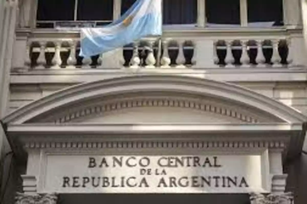 Fachada del Banco Central de la República Argentina con una bandera argentina ondeando arriba.